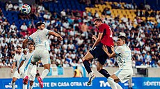�eský úto�ník Tomá� Chorý a jeho hlavi�ka v zápase s Guatemalou.
