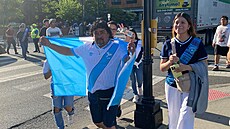 Guatemal�tí fanou�ci se scházejí v ulicích p�ed stadionem v Harrisonu, kde je...