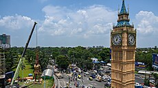 Vedle bronzové sochy Lionela Messiho �ní také replika londýnské v�e Elizabeth...