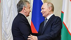 Ruský prezident Vladimir Putin a jeho uzbecký prot�j�ek �avkat Mirzijojev spolu...