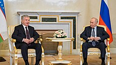 Ruský prezident Vladimir Putin a jeho uzbecký prot�j�ek �avkat Mirzijojev spolu...