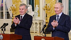 Ruský prezident Vladimir Putin a jeho uzbecký prot�j�ek �avkat Mirzijojev spolu...
