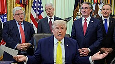 Americký prezident Donald Trump �elí kritice za krátký výpadek soust�ed�ní p�i...