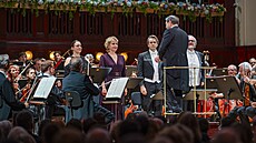 Dirigent Daniele Gatti, �lenové Staatskapelle Dresden a sólisté p�i provedení...