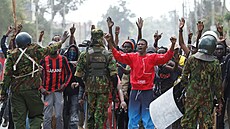Protesty proti plánu karantény pro pacienty s ebolou, v ke�ském m�st� Nanyuki v...