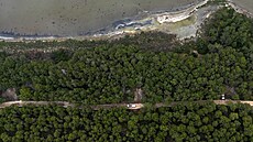 Pohled z dronu na vozidlo jedoucí v chrán�né oblasti kolem laguny Narta. (10....