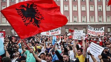 Demonstranti b�hem protestu proti plánovanému luxusnímu resortu v lokalit�...