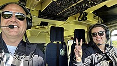 Tomá� Vlasák, �éfpilot Letecké slu�by Policie �R, s jednou ze svých kolegy�