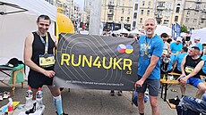 Po�adatel RUN4UKR Lubo� Horák (vpravo) se v kv�tnu zú�astnil maratonu v Kyjev�.