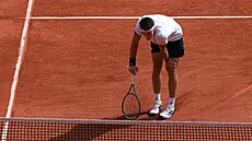 Jakub Men�ík po zka�eném úderu b�hem semifinále Roland Garros.