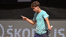 Maxim Mrva slaví vybojovaný fiftýn proti Daliboru Svr�inovi.