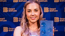 Tereza Voborníková pózuje s cenou pro nejlep�í �eskou biatlonistku.