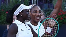Serena Williamsová (vzadu) slaví vít�zný návrat na tenisové kurty se...