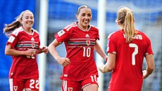 Fotbalistky Walesu slaví gól �eské reprezentaci.