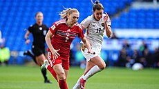 �eská obránkyn� Polcarová (v bílém) nahání Mayzee Daviesovou z Walesu.
