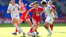 Aneta Polá�ková se sna�í zastavit kli�kující Jonesovou.