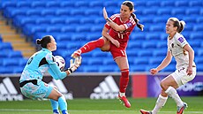 Hannah Cainová z Walesu v ostrém st�etu s branká�kou �eska Olivií Luká�ovou.