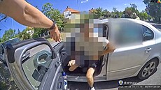 Nepochopitelné chování �idi�e sdíleného taxi - ují�d�l p�ed m�stskou policií i...
