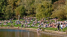 Lidé na plá�i u jednoho z rybník� u Hampstead Heath v Londýn�. (2. �íjna 2011)
