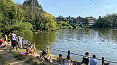 Lidé na plá�i u jednoho z rybník� u Hampstead Heath v Londýn�. (9. zá�í 2023)