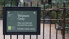 Cedule �jen pro �eny� u vstupu k dámskému rybníku u Hampstead Heath v Londýn�....