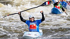 Camille Prigentová se raduje z vít�zství v závod� SP v kayakcrossu v Praze.