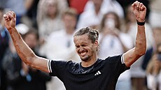 Alexandr Zverev se raduje z vít�zství na Roland Garros