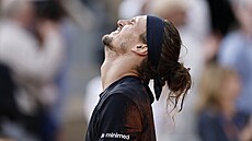 Alexandr Zverev se raduje z vít�zství na Roland Garros