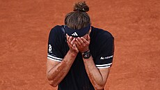 Alexandr Zverev se raduje z vít�zství na Roland Garros