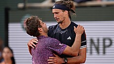 Alexander Zverev se po vít�zném finále Roland Garros zdraví s pora�eným Flaviem...
