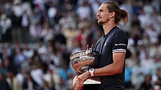 Alexander Zverev s trofejí pro vít�ze Roland Garros