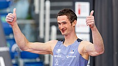 Adam Ondra zdraví diváky ve finále SP v Praze.
