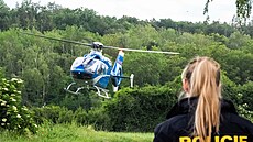 U Vina�ické v�znice na Kladensku zkolaboval v�zen. Na míst� zasahoval vrtulník....