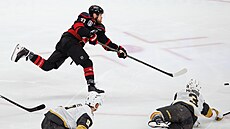 Obránce Brayden McNabb (3) z týmu Vegas se ve finále NHL vrhá proti...
