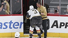 Obránce Brayden McNabb z Vegas opou�tí kluzi�t� po tvrdém zásahu pukem do...