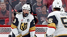 Obránce Brayden McNabb z Vegas schytává prudce vyst�eleným pukem ránu p�ímo do...