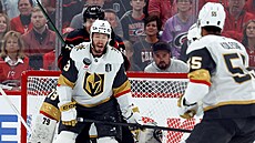 Obránce Brayden McNabb z Vegas schytává prudce vyst�eleným pukem ránu p�ímo do...
