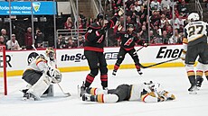 Obránce Brayden McNabb z Vegas padá na led po zásahu pukem p�ímo do obli�eje....