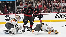 Obránce Brayden McNabb z Vegas padá na led po zásahu pukem p�ímo do obli�eje....