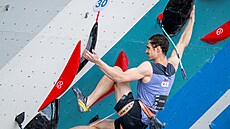 �eský lezec Adam Ondra v kritickém p�evislém úseku trasy v semifinále...