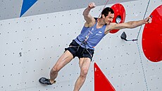 �eský lezec Adam Ondra slaví s diváky po skv�lém výkonu v semifinále obtí�nosti...