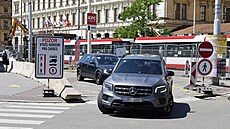 Kv�li oprav� relativn� frekventované silnice musí jet auta a autobusy u...