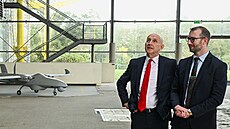 Britský ministr obrany John Healey (vlevo) si b�hem náv�t�vy nového výrobního...