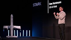 Generální �editel spole�nosti STARK Uwe Horstmann vystupuje p�i slavnostním...