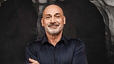 Ve své kancelá�i kouká na pon�kud depresivní obraz, co má pov�ený na zdi �...