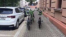 Sdílená elektrokola Lime blokují chodník v Karlín�. Parkovat p�itom mají jen na...