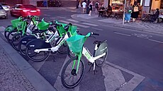 Sdílená kola stále parkují, kde nemají. Stojí na rovnob�ných �arách a blokují...