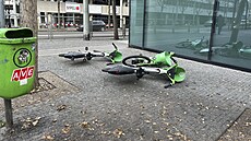 Sdílená kola stále parkují, kde nemají. Stojí na rovnob�ných �arách a blokují...