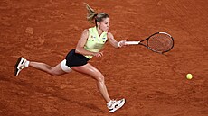 Maja Chwali�ská odpaluje mí�ek v semifinále Roland Garros.