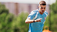 Úto�ník Patrik Schick se seznamuje s oficiálním mí�em �ampionátu.